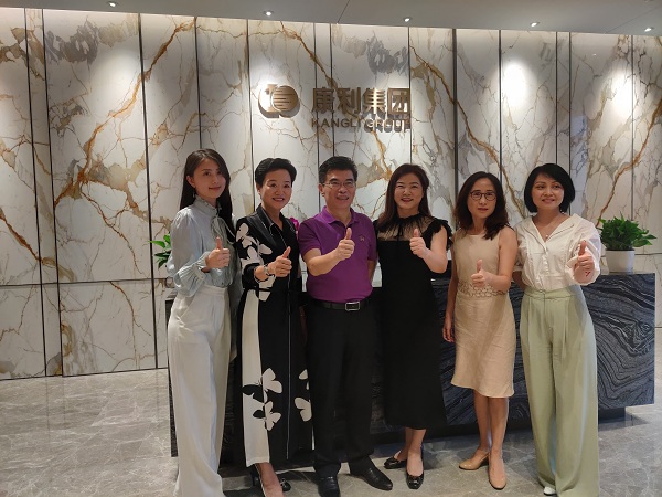 堅定信心，破浪前行 --廣東高科技產業商會走進康利城  7月14日，廣東省政協常委、廣東高科技產業商會會長王理宗率隊來國際創新創意產城綜合體——康利城考察交流，康利集團董事長王翠霞、康利置地總經理方志良接待了王會長一行，雙方就企業的發展規律、經驗啟示、文化精神、核心價值及情懷擔當等進行深入的探討。 在王翠霞董事長的陪同下，王理宗會長一行參觀了康利城。作為康利集團在深圳打造的首個產城融合綜合體項目，康利城集企業總部辦公、科技研發基地、文化創意基地、時尚商業街區、高級人才寓所和高端商務酒店于一體的全能業態，給到訪者留下深刻的印象。綠樹掩映的優美環境、別具一格的建筑設計、隨處可見的名貴大理石等，更是讓大家嘖嘖稱贊。 座談會上，雙方緊緊圍繞“堅定信心、破浪前行”的主題展開交流。王翠霞董事長向來賓們介紹到，康利集團從1989年在深圳成立至今已31年，歷經石材貿易起步，實業發展、創新突破、跨界轉型四個里程碑式的發展階段，現已發展成為集礦山開采、多品類石材生產加工、大型工程承接、進出口貿易、物流研發、房地產開發、金融業、產業運營等為一體的多元化、跨地域發展的大型國際化企業集團。 王董分享了自己三十幾年的創業經驗，表示，石材行業作為傳統的資源類企業，競爭激烈，但康利每一步都堅持“以質取勝、以價取勝、以量取勝、以信取勝”的經營理念，不斷創新、敢為人先、勇于探索的奮斗精神，才能讓康利集團在三十幾年的發展歷程中，不斷突破發展瓶頸、戰勝無數困難，實現穩步前行。 會上，康利置地運營公司總經理黃林益分享了康利城取得的發展成果，經過不斷地努力，康利城已經取得“深圳市投資推廣國際化重點園區”、“龍崗區科技創新產業園”、“龍崗區科技企業孵化器”、“龍崗區創新創業孵化基地”等資質認定，成為區域內產城融合的園區典范。 在產業方面，康利城引進了以速博精微、廣明科技、國質信等為代表的國家高新技術企業，以升學教育、東成財智等為代表的教育培訓企業，以安杰拉、靜靜七月、智音文化等具有實力的網紅直播企業，同時還有以工商銀行為代表的一些金融機構，并獲得“深圳市人才創新創業一號股權投資基金—項目遴選基地”。科技、文創、金融三大產業融合發展的目標已經初見雛形，園區產業發展可以說是漸入佳境。 在參觀、走訪及聽取康利集團和康利城的介紹后，王會長用“一面旗幟、一個經典、一段傳奇”來概括康利集團31年取得的成果。他表示，康利集團31年的豐碩成果，是企業家膽、識、謀的完美結晶，是辨勢、順勢、造勢的卓越成就，是領導者+管理層+基層員工合作創造的優秀作品。而王董順勢而為，準確把握時代機遇，以柔弱女子之姿，打造大理石般堅韌的事業之基，更能夠給社會帶來非常重要的啟示。 對于康利集團未來的發展，王會長也積極提出自己建議，他認為加強科技融合，讓傳統石材變成新型材料，以及在地產領域打造能夠培養企業的具有真正附加值的平臺，是康利集團未來值得深耕的兩個方向。 座談會結束，王會長、王董、黃總還面向社會大眾開展了一場線上直播交流。王董介紹了面對疫情影響，康利集團和康利城積極響應黨中央號召，與園區企業、公司員工等齊心協力、共同抗疫。同時，面對突如其來的疫情，康利城在銷售和招商工作停滯的情況下，積極調整策略，推出了針對新入駐優質企業免租一年的重大舉措，不僅減少企業經營負擔，同時，也推動康利城招商工作的順利進行，上半年招商成果逆勢上揚，提前完成全年招商目標的70%。 王會長就此發表自己的看法，他認為一個決策背后不僅是企業家人格人品的反映，更是她們管理哲學和經營理念的投射。王董的決策，短期來看，是失去了利潤，但長期來看，卻贏得了人心，贏得了信任，這是金錢無法衡量的無形資產，這些資產和資源將帶來未來無限的增長。 企業家是社會的價值創造者，企業家之間的碰撞，總能帶來智慧的火花。感謝王會長的肯定和真誠的建議，也讓我們更加堅定，不斷創新、勇于求變是企業永遠不可或缺的基因。康利城敞開大門，歡迎更多企業家們參觀、交流、加入，以責任與擔當為基礎，懷揣理想和抱負，在紛繁復雜的外部環境下，與志同道合者一同，堅定信心，破浪前行。